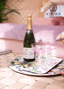 霍布羅的住宿－Bramslev Bakker Viping，桌子上放一瓶葡萄酒和玻璃杯