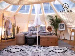 Habitación con una yurta con sofá y mesa en Bramslev Bakker Viping en Hobro