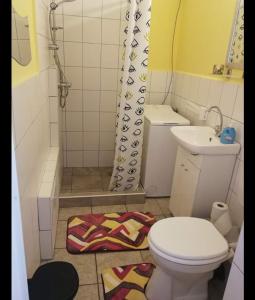 A bathroom at Orsi Apartman / vendegház