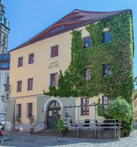a building with ivy growing on the side of it at ApartOne Altstadt-Apartments in Bautzen