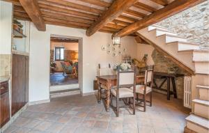 - une salle à manger avec une table et des chaises en bois dans l'établissement Lorenzo, à Acqualoreto