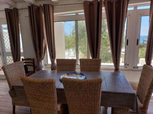 - une salle à manger avec une table et des chaises en bois dans l'établissement Ianira - Le due Lune, à Lampedusa