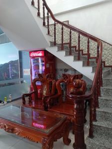 een cocacola machine naast een trap bij Manh Phat Guesthouse - Nhà Nghỉ Mạnh Phát in Can Tho