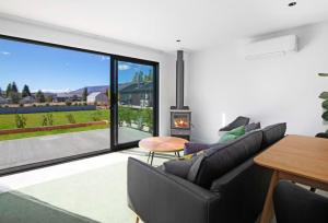 Ein Sitzbereich in der Unterkunft Cardrona Black Diamond Apartment