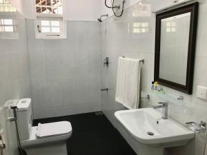 Koupelna v ubytování Queensland Hotel