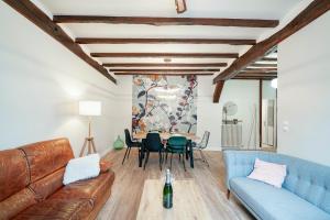 un salon avec un canapé et une table dans l'établissement Les Mansardes : Duplex champenois typique et cosy, à Ay