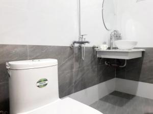 łazienka z toaletą i umywalką w obiekcie Hồng Dương Villa Homestay - phòng đôi view sông Hương trung tâm thành phố #101 w mieście Hue