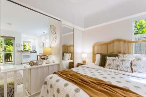 Säng eller sängar i ett rum på Oasis Luxe on Macrossan Street - Stylish Residence