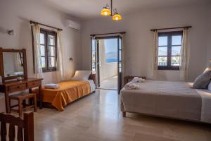 Кровать или кровати в номере Pelagos Seafront Accommodation - Maria