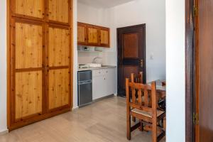 Кухня или мини-кухня в Pelagos Seafront Accommodation - Maria
