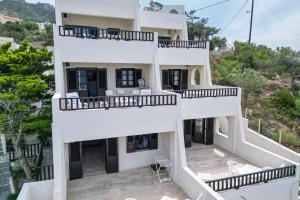 una vista aérea de una casa blanca con balcones en Pelagos Seafront Accommodation - Maria, en Myrties