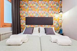 1 dormitorio con 1 cama con 2 almohadas blancas en Sweet Inn - Diagonal - Francesc Macia, en Barcelona