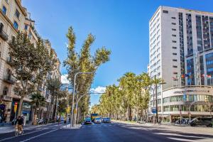 une rue dans une ville avec un grand bâtiment dans l'établissement Sweet Inn - Diagonal - Francesc Macia, à Barcelone