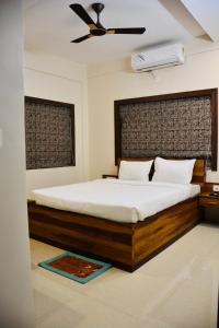 a bedroom with a bed and a ceiling fan at Hotel Royal Residency in Kolkata