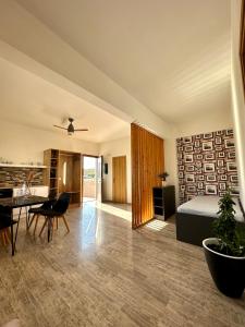 een slaapkamer met een bed, een tafel en stoelen bij Nautica Hotel Apartments in Stavromenos