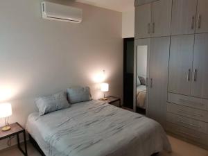 Ένα ή περισσότερα κρεβάτια σε δωμάτιο στο Departamento a dos cuadras de la playa