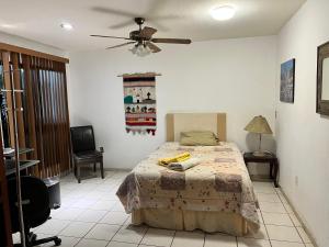 a bedroom with a bed and a ceiling fan at Amplio y cómodo al Sur de Zapopan in Guadalajara