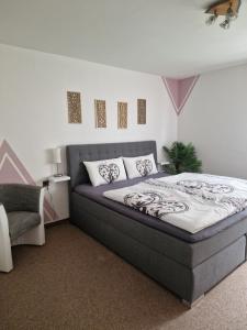 ein Schlafzimmer mit einem großen Bett in einem Zimmer in der Unterkunft Ferienwohnung Milan in Oberstaufen