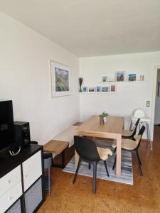 sala de estar con mesa de madera y sillas en Ferienwohnung Milan en Oberstaufen