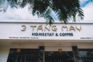 una tienda con un cartel para una cafetería en 3 Tầng Mây (Homestay & Coffee), en Ấp Ða Lôc