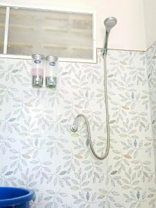 een douche in een badkamer met een douchekop bij LUCKY Bungalows Koh Mook in Ko Mook