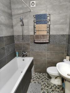 uma casa de banho com uma banheira, um WC e um lavatório. em Новобудова Центр Либiдь Плаза em Khmelnytskyi
