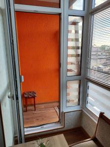 une porte donnant sur un balcon avec un banc et une fenêtre. dans l'établissement Новобудова Центр Либiдь Плаза, à Khmelnytsky