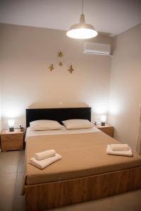 sypialnia z łóżkiem z dwoma ręcznikami w obiekcie Mariangelas House w mieście Kos