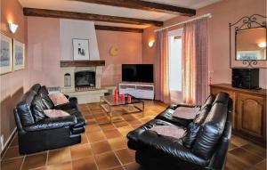 sala de estar con 2 sofás de cuero y TV en Gorgeous Home In Lussas With House A Mountain View, en Lussas
