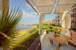 un patio con mesa y sillas y vistas al agua en Mia Cassa en Sveti Vlas