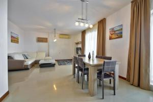 a living room with a table and chairs and a couch at Mia Cassa in Sveti Vlas