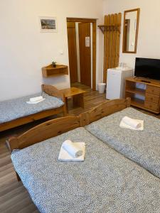 Postel nebo postele na pokoji v ubytování Global Apartmanház
