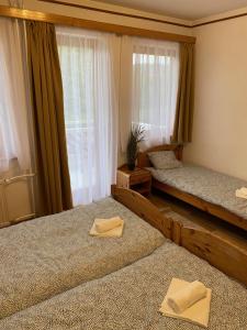 Postel nebo postele na pokoji v ubytování Global Apartmanház