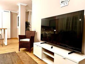 Televízia a/alebo spoločenská miestnosť v ubytovaní ÁTICO RIBEIRA CENTRO