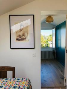 una camera con una foto a parete e un letto di Le petit Erromardie a Saint-Jean-de-Luz
