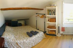 una camera con letto e libreria di Le petit Erromardie a Saint-Jean-de-Luz