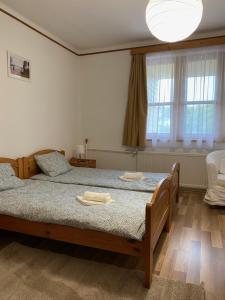 Postel nebo postele na pokoji v ubytování Global Apartmanház