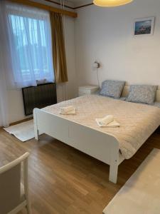 Postel nebo postele na pokoji v ubytování Global Apartmanház