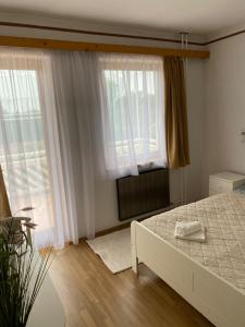 Postel nebo postele na pokoji v ubytování Global Apartmanház