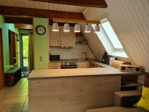 eine Küche mit einer großen Arbeitsplatte in einem Zimmer in der Unterkunft Ferienhaus Nr 16 am Twistesee in Bad Arolsen