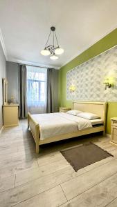 キーウにあるComfortable One Beds with nice view for Independent sqrの緑の壁のベッドルーム1室(大型ベッド1台付)