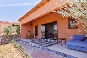 Casa con porche y sofá azul en Dar Imiri, en Ourika