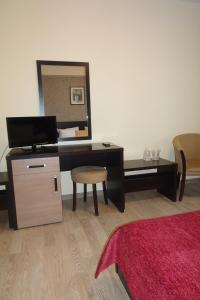 a room with a desk and a chair and a mirror at Hotel Nord in Ploieşti