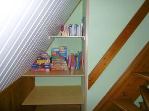 een boekenplank gevuld met boeken in een trap bij Ferienhaus Nr 16 am Twistesee in Bad Arolsen