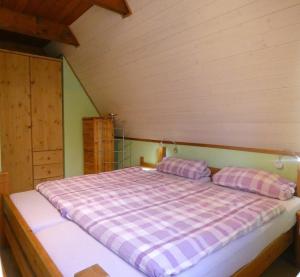 ein Schlafzimmer mit einem großen Bett mit zwei Kissen in der Unterkunft Ferienhaus Nr 16 am Twistesee in Bad Arolsen