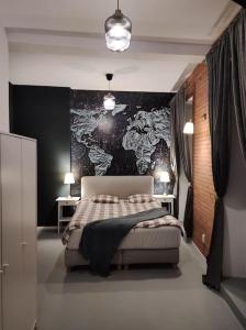 ein Schlafzimmer mit einem Bett und einem Wandgemälde in der Unterkunft Arcade Apartament in Orăştie