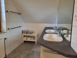 łazienka z dwiema umywalkami i lustrem w obiekcie Ferienwohnung Ramsbacher w mieście Velden am Wörthersee