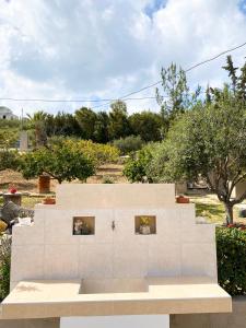 a concrete bench with two windows in a yard at La casa de campo in Heraklio
