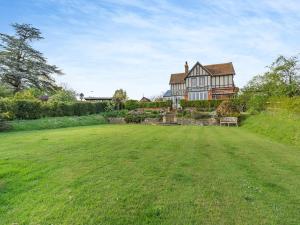 a large yard in front of a large house at The Coach House in Aldington