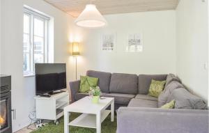 uma sala de estar com um sofá e uma televisão em 3 Bedroom Gorgeous Home In Gilleleje em Gilleleje